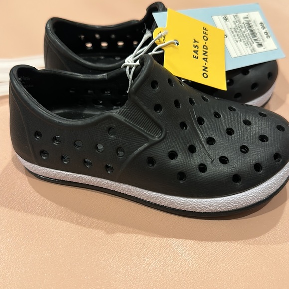 NWT Child’s 5 Cat & Jack black shoes - Picture 2 of 3